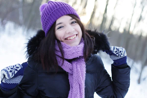 Woman in winter park — Stock Photo, Image