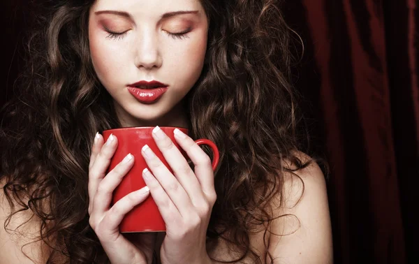 Hübsche Frau trinkt Kaffee — Stockfoto