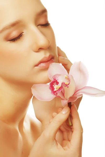 Chica con flor rosa sobre fondo blanco — Foto de Stock