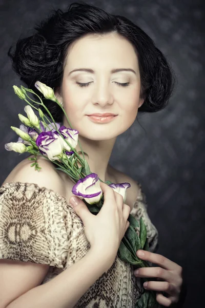 Leylak çiçeği ile güzel bir kadın — Stok fotoğraf