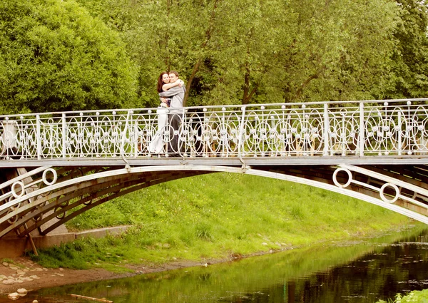 Casal caminhando em um parque — Fotografia de Stock