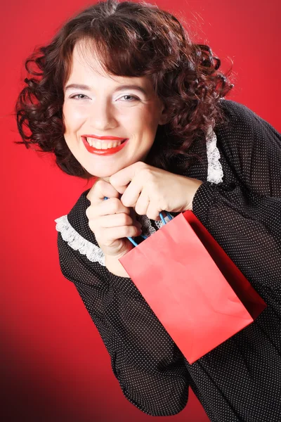 Mujer joven llevando bolsas de compras — Foto de Stock