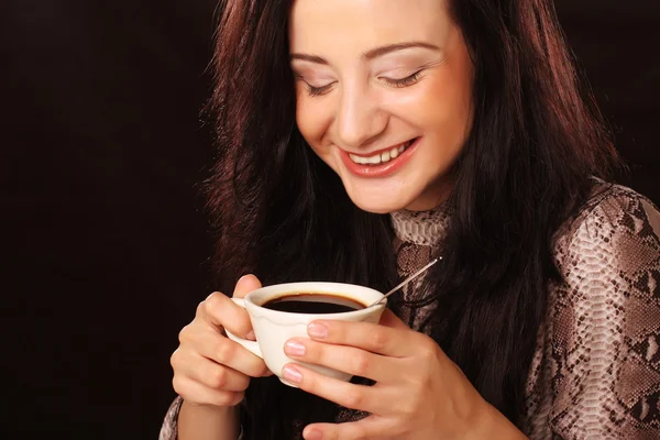 Vrouw die koffie drinkt — Stockfoto