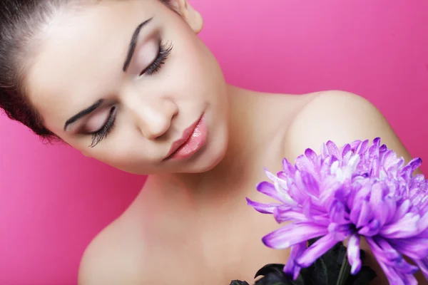 Mujer hermosa con gran flor púrpura —  Fotos de Stock