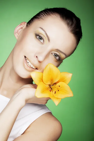 Красивая девушка с желтым цветом — стоковое фото