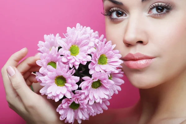 Jonge vrouw portret met roze chrysant — Stockfoto