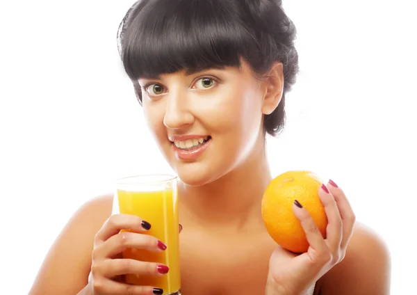 Morena mujer sosteniendo jugo de naranja — Foto de Stock