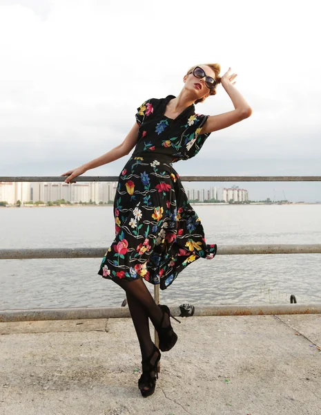 Young woman posing near the sea. — Stock Photo, Image