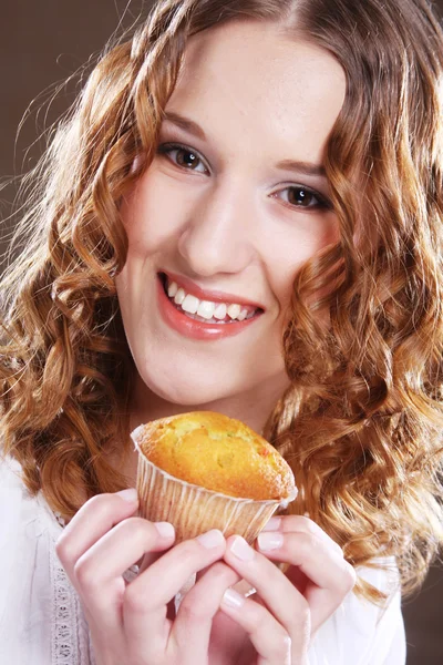 Frau mit Kuchen — Stockfoto