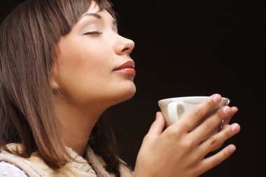 aromalı bir kahve olan kadın