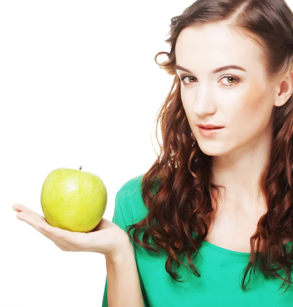 Yeşil elmalı kadın.