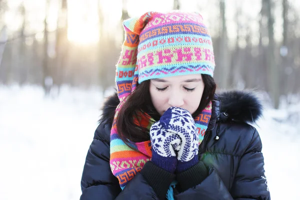 Mujer en el parque de invierno — Foto de Stock