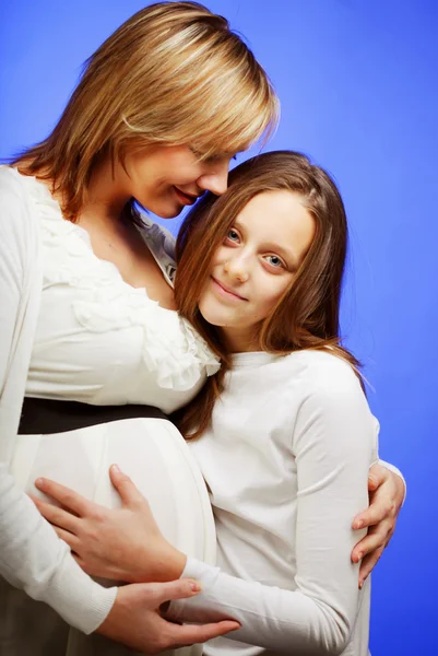 Zwangere vrouw met dochter — Stockfoto