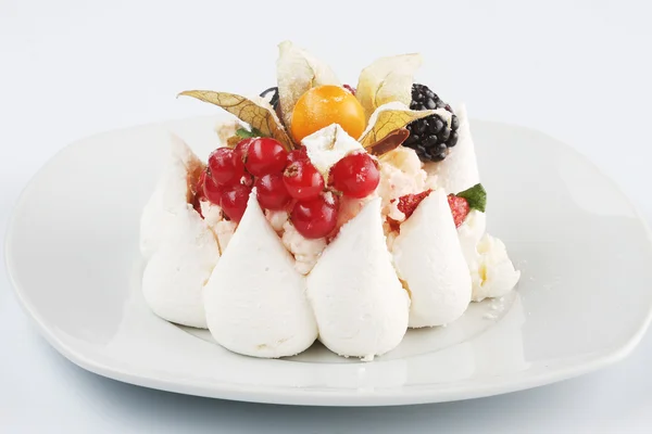 Meyveli ve çikolatalı beyaz kremalı pasta. — Stok fotoğraf