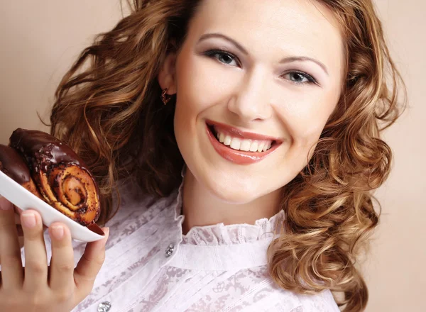 Laughing woman with cake — Stock Photo, Image