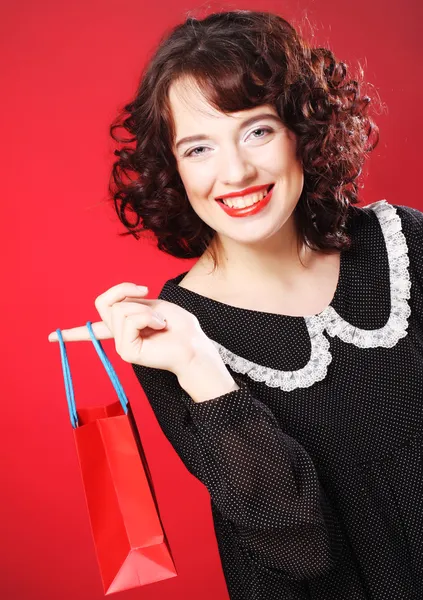 Ung kvinna som bär shoppingväskor — Stockfoto
