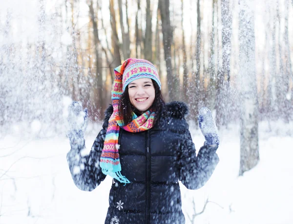 Kvinna i Vinterparken, blåser snö lekfullt — Stockfoto