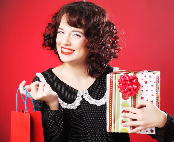 Ευτυχισμένη γυναίκα με τσάντα για ψώνια και δώρο. — Φωτογραφία Αρχείου