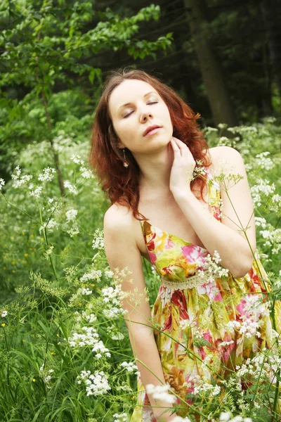 Yaz parkında poz veren kadın