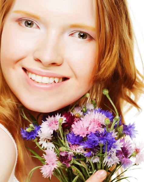 Jeune belle femme avec des fleurs — Photo