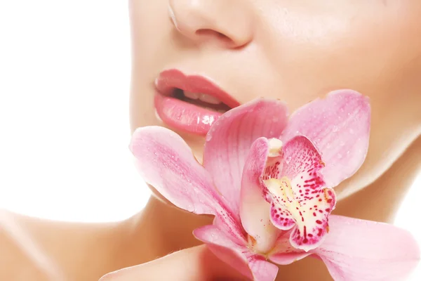 Женщина с розовой орхидеей — стоковое фото