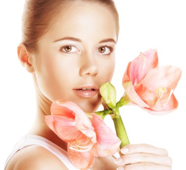 Pembe çiçek tutan genç güzel kadın