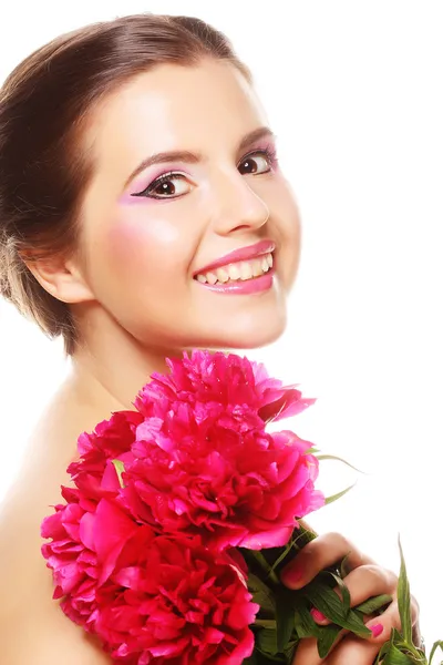 Joven hermosa mujer con peonía rosa — Foto de Stock