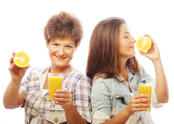 Deux femmes avec du jus d'orange . — Photo