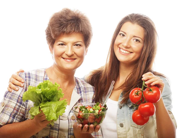 Duas mulheres com salada e legumes — Fotografia de Stock