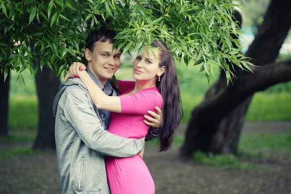 Pareja romántica joven en el parque . — Foto de Stock