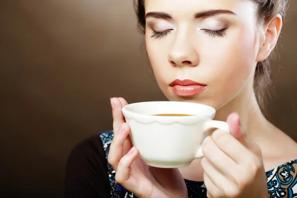 Beautiful woman drinking coffee — Stock Photo, Image