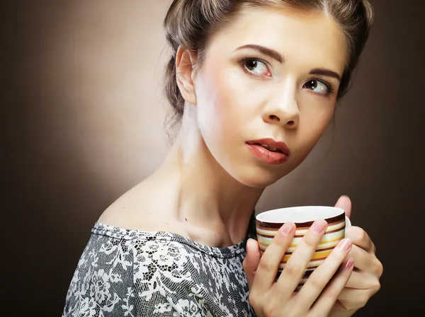 Belle femme buvant du café — Photo