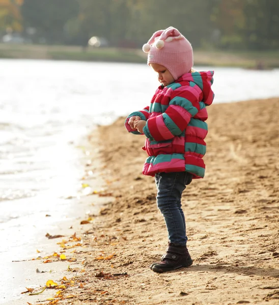 Glückliches Kind im Herbstpark — Stockfoto