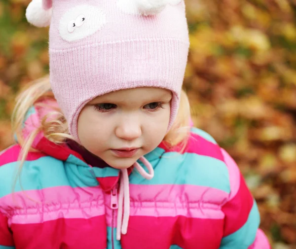 Niño feliz en el parque de otoño — Foto de Stock