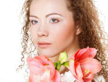 Pembe çiçekli güzel kadın