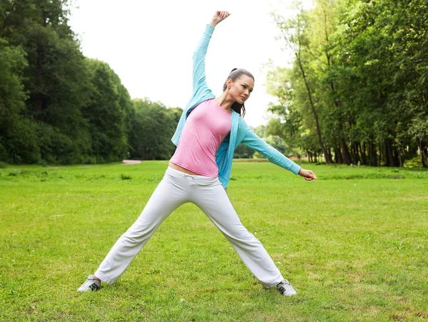 Fitness woman on green park — Stock Photo, Image