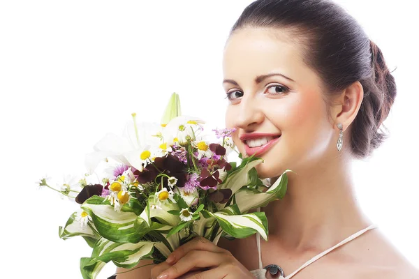 Vacker ung kvinna med bukett blommor — Stockfoto