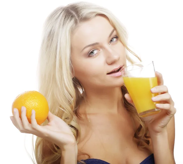 Mulher segurando suco de laranja — Fotografia de Stock