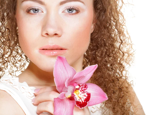 Mulher bonita com flor rosa — Fotografia de Stock