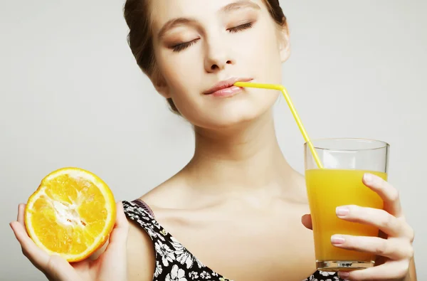 Mujer sosteniendo jugo de naranja — Foto de Stock