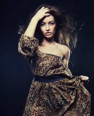 Saçında rüzgar olan kadın.