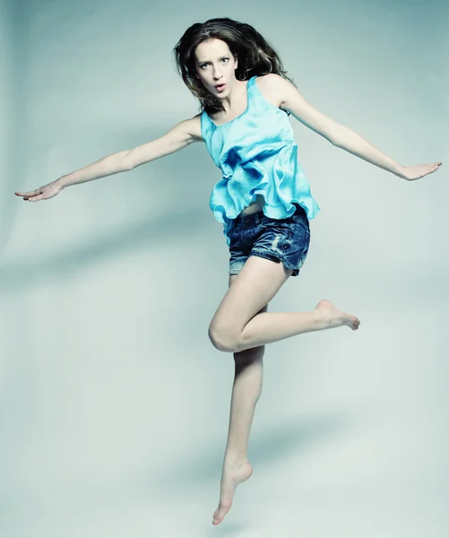 Modelo de alta moda salta em estúdio — Fotografia de Stock