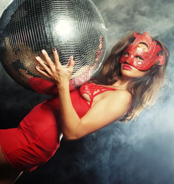 Signora in maschera con palla da discoteca — Foto Stock