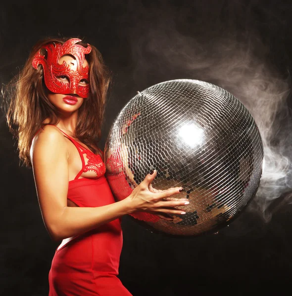 Dame in Maske mit Discokugel — Stockfoto