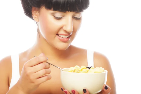 Lächelnde Frau isst Müsli — Stockfoto
