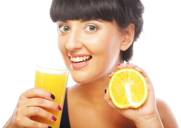 Barna nő gazdaság narancs juice — Stock Fotó