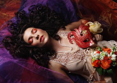 güzel gelin Organze üzerinde yatıyordu.