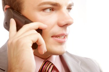 telefon görüşmesi genç iş adamı