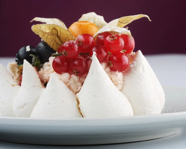 Tarta de helado de crema blanca con frutas y chocolate —  Fotos de Stock