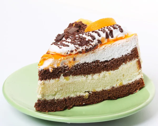 Сладкий торт на белом фоне — стоковое фото